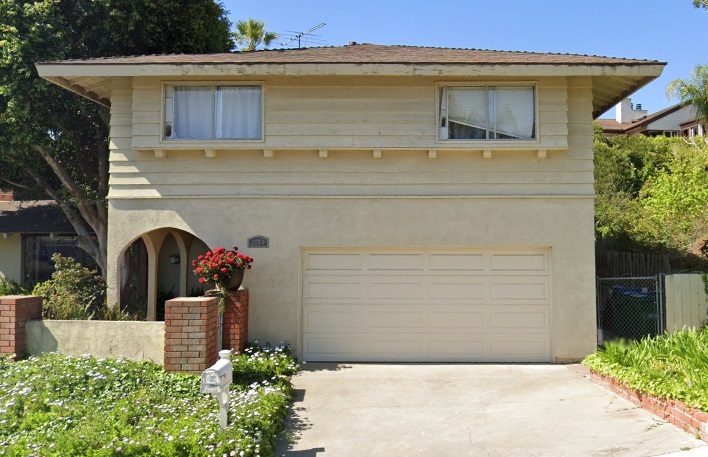 Light yellow raised long panel garage door in Laguna Beach CA before retrofit